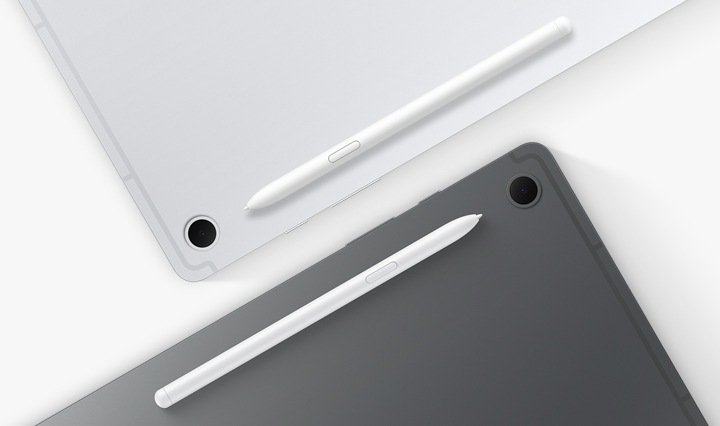 2대의 갤럭시 탭 S10 라이트의 뒷면이 나타납니다. 하나는 그레이 색상, 또 다른 하나는 실버 색상입니다. 각 기기 위에 화이트 색상의 S펜이 부착되어 조화로운 색상을 강조합니다. 후면 카메라가 나타나도록 배치되어 깔끔한 다자인이 부각됩니다.