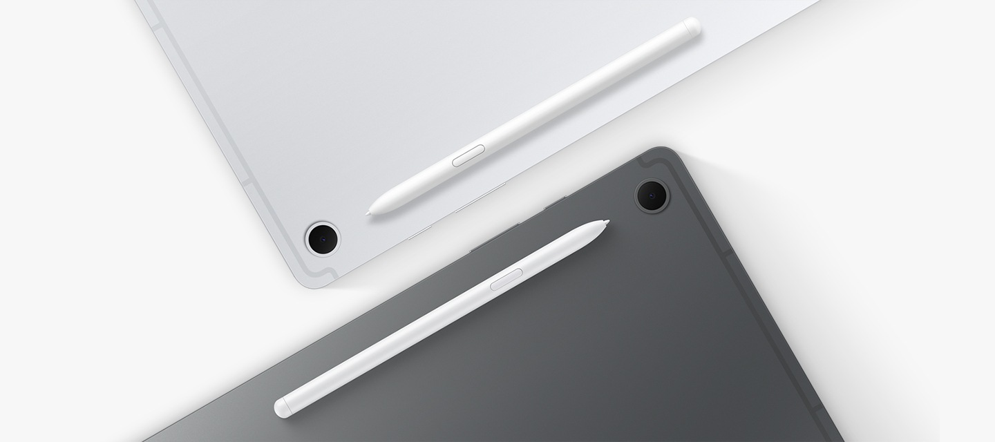 2대의 갤럭시 탭 S10 라이트의 뒷면이 나타납니다. 하나는 그레이 색상, 또 다른 하나는 실버 색상입니다. 각 기기 위에 화이트 색상의 S펜이 부착되어 조화로운 색상을 강조합니다. 후면 카메라가 나타나도록 배치되어 깔끔한 다자인이 부각됩니다.