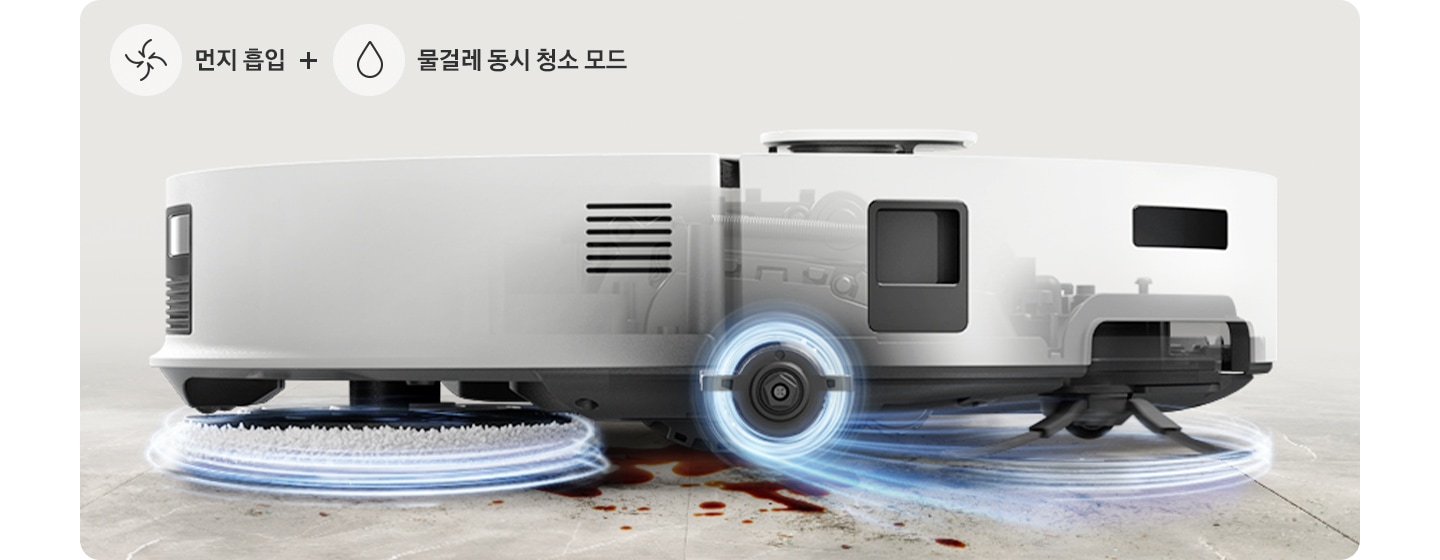 브라운 색상과 연한 회색이 섞인 대리석 바닥에 Bespoke AI 스팀의 옆모습이 있고, 뒷부분의 물걸레와 앞부분의 브러시가 동시에 청소하고 있는 이미지입니다. 물걸레와 브러시가 각각 푸른빛으로 된 선으로 감싸져 있어 돌아가고 있는 모습을 표현하고 있으며, 이미지 왼쪽 윗부분에는 중간으로 빨려 들어가는 화살표와 물방울 아이콘이 중간에 +를 두고 나열되어 있고 아이콘 오른쪽 부분에는 먼지 흡입 + 물걸레 동시 청소 모드 텍스트가 쓰여 있습니다.