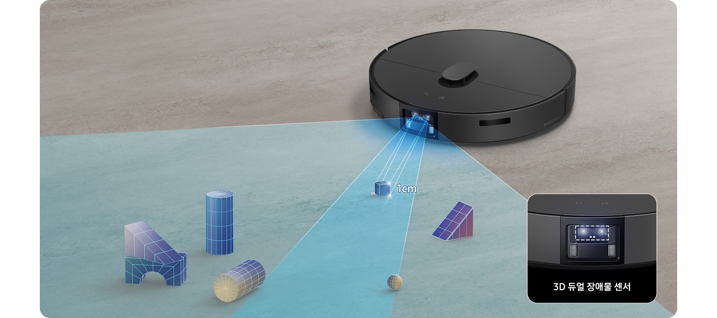 회색 바닥을 배경으로 Bespoke AI 스팀 울트라가 센서 부분에서 빛이 나가며 앞에 있는 작고 다양한 모양과 크기의 장난감 블록을 센서를 스캔하고 있는 이미지입니다. 가장 가까이에 있는 사각형 블록에는 높이 1cm 표시가 되어 있으며, 이미지 오른쪽 부분에는 네모 박스 안에 Bespoke AI 스팀 울트라의 3D 듀얼 장애물 센서를 확대하여 점선으로 강조하고 하단 부분에 3D 듀얼 장애물 센서 텍스트가 쓰여 있습니다.