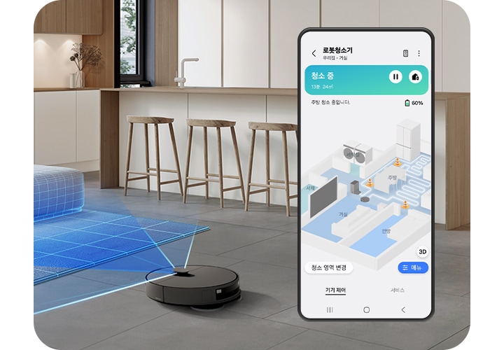 베이지 톤의 거실과 주방을 배경으로 이미지 왼쪽 부분에는 큰 창 앞에 큰 화분과 회색 패브릭 재질에 소파가 놓여 있고 소파 앞에는 나무 테이블이, 이미지 오른쪽 부분에는 우드 재질의 의자가 아일랜드 식탁 옆에 나열되어 있습니다. 아일랜드 식탁 왼쪽 부분에는 우드 프레임의 흰색 문이 달린 수납이장 놓여 있고, 이미지 중간 하단 부분에는 Bespoke AI 스팀 울트라에서 파란 빛이 나가며 거실을 청소하는 동안 오른쪽 부분에 있는 앱 화면에는 청소 제어를 위한 집의 3D 맵이 표시되고 있습니다.