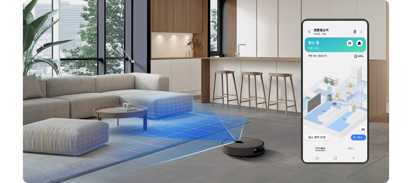 베이지 톤의 거실과 주방을 배경으로 이미지 왼쪽 부분에는 큰 창 앞에 큰 화분과 회색 패브릭 재질에 소파가 놓여 있고 소파 앞에는 나무 테이블이, 이미지 오른쪽 부분에는 우드 재질의 의자가 아일랜드 식탁 옆에 나열되어 있습니다. 아일랜드 식탁 왼쪽 부분에는 우드 프레임의 흰색 문이 달린 수납이장 놓여 있고, 이미지 중간 하단 부분에는 Bespoke AI 스팀 울트라에서 파란 빛이 나가며 거실을 청소하는 동안 오른쪽 부분에 있는 앱 화면에는 청소 제어를 위한 집의 3D 맵이 표시되고 있습니다.