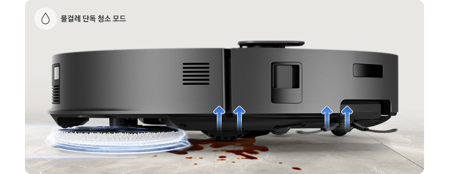 브라운 색상과 연한 회색이 섞인 대리석 바닥에 Bespoke AI 스팀 울트라의 옆모습이 보이고 뒷부분의 물걸레가 청소하고 있는 이미지입니다. 물걸레가 푸른빛으로 된 선으로 감싸져 있어 돌아가고 있는 모습을 표현하고 있으며, 이미지 왼쪽 하단 부분에는 물방울 아이콘과 물걸레 단독 청소 모드 텍스트가 보입니다.