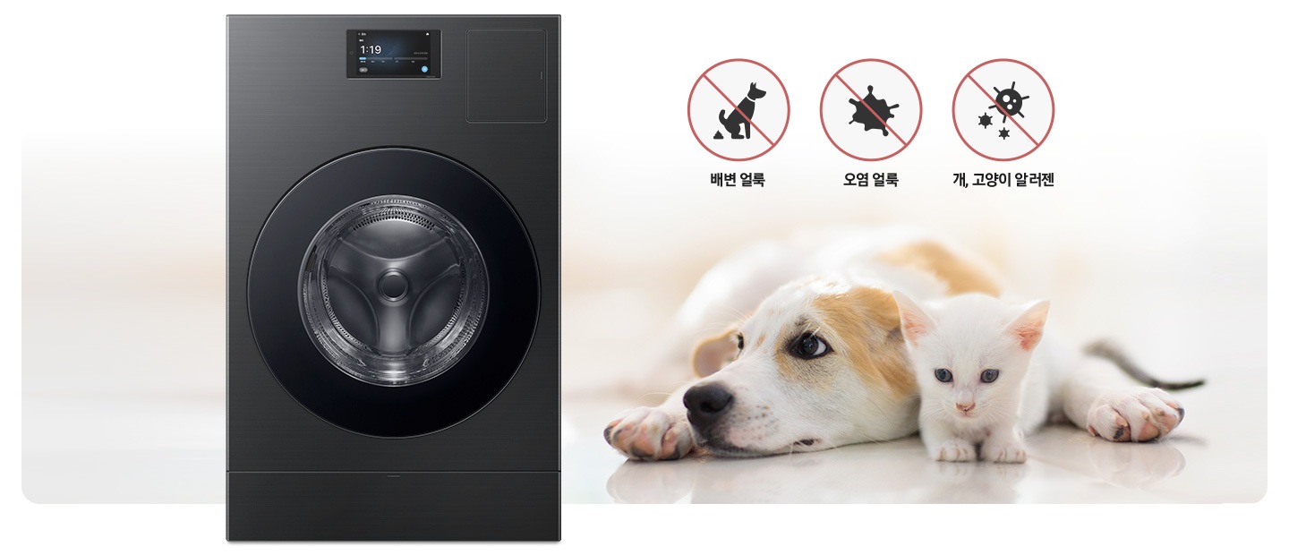 펫케이를 보여주는 이미지입니다, 이미지 왼쪽에는 콤보 제품 이미지 있고 오른쪽 상단에는 배변 얼룩 아이콘과 문구, 오염 얼룩 아이콘과 문구, 개, 고양이 알러젠 아이콘와 문구 있습니다. 아이콘과 문구 바로 아래에는 귀여운 강아지와 고양이가 사이좋게 누워있습니다.