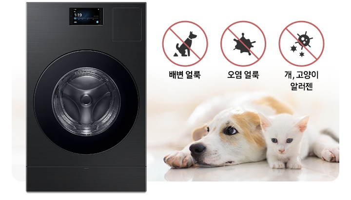 펫케이를 보여주는 이미지입니다, 이미지 왼쪽에는 콤보 제품 이미지 있고 오른쪽 상단에는 배변 얼룩 아이콘과 문구, 오염 얼룩 아이콘과 문구, 개, 고양이 알러젠 아이콘와 문구 있습니다. 아이콘과 문구 바로 아래에는 귀여운 강아지와 고양이가 사이좋게 누워있습니다.