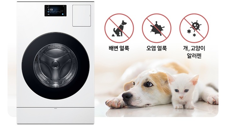 [펫케이를 보여주는 이미지입니다, 이미지 왼쪽에는 콤보 제품 이미지 있고 오른쪽 상단에는 배변 얼룩 아이콘과 문구, 오염 얼룩 아이콘과 문구, 개, 고양이 알러젠 아이콘와 문구 있습니다. 아이콘과 문구 바로 아래에는 귀여운 강아지와 고양이가 사이좋게 누워있습니다.]