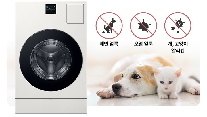 펫케이를 보여주는 이미지입니다, 이미지 왼쪽에는 콤보 제품 이미지 있고 오른쪽 상단에는 배변 얼룩 아이콘과 문구, 오염 얼룩 아이콘과 문구, 개, 고양이 알러젠 아이콘와 문구 있습니다. 아이콘과 문구 바로 아래에는 귀여운 강아지와 고양이가 사이좋게 누워있습니다.