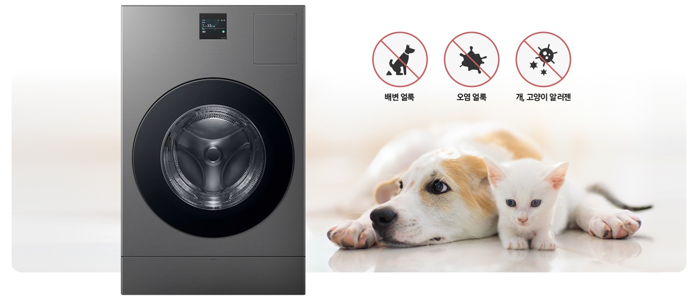 펫케이를 보여주는 이미지입니다, 이미지 왼쪽에는 콤보 제품 이미지 있고 오른쪽 상단에는 배변 얼룩 아이콘과 문구, 오염 얼룩 아이콘과 문구, 개, 고양이 알러젠 아이콘와 문구 있습니다. 아이콘과 문구 바로 아래에는 귀여운 강아지와 고양이가 사이좋게 누워있습니다.