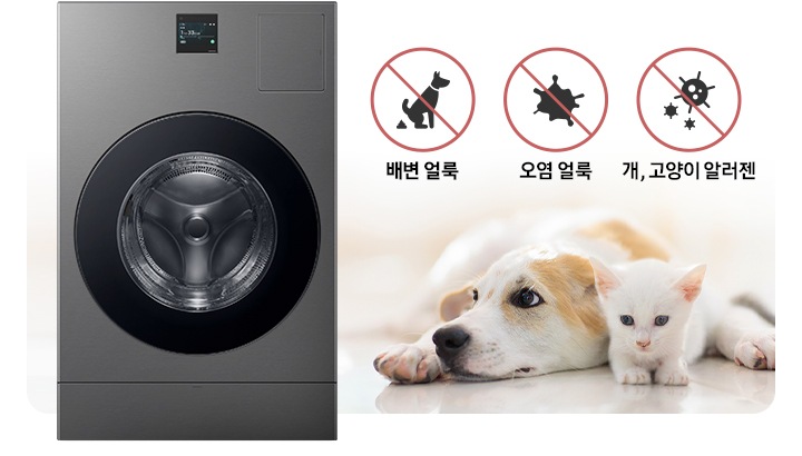 펫케이를 보여주는 이미지입니다, 이미지 왼쪽에는 콤보 제품 이미지 있고 오른쪽 상단에는 배변 얼룩 아이콘과 문구, 오염 얼룩 아이콘과 문구, 개, 고양이 알러젠 아이콘와 문구 있습니다. 아이콘과 문구 바로 아래에는 귀여운 강아지와 고양이가 사이좋게 누워있습니다.