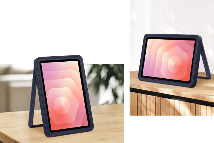 오른쪽에는 프레임 커버를 장착한 갤럭시 탭 S11이 나무 테이블 위에서 가로 모드로 세워져 있습니다. 왼쪽에는 세로 모드로 세워진 또 다른 갤럭시 탭 S11이 있습니다. 두 이미지는 태블릿의 가로, 세로 모드 모두 안정적이고 두 손이 자유로운 시청 환경을 강조합니다.