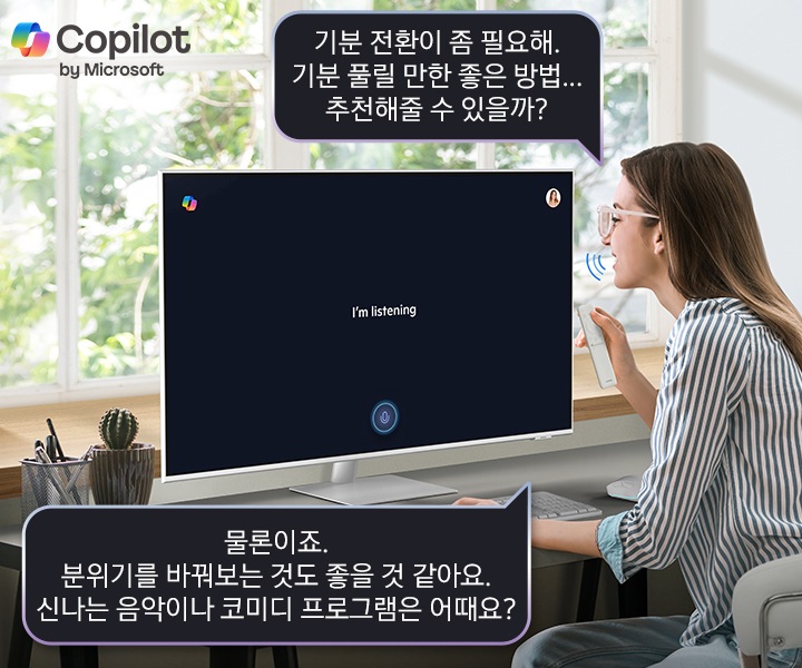 [스마트 모니터 앞에 솔라셀 리모트를 손에 쥐고 있는 사람이 앉아 [기분 전환이 좀 필요해. 기분 풀릴 만한 좋은 방법... 추천해줄 수 있을까¿] 라고 음성 명령을 합니다. 스마트 모니터 화면에는 Í’m l~ístí~ñg 이라고 쓰여 있고 아래 말풍선에 [물론이죠. 분위기를 바꿔보는 것도 좋을 것 같아요. 신나는 음악이나 코미디 프로그램은 어때요¿] 라는 답이 보입니다.]