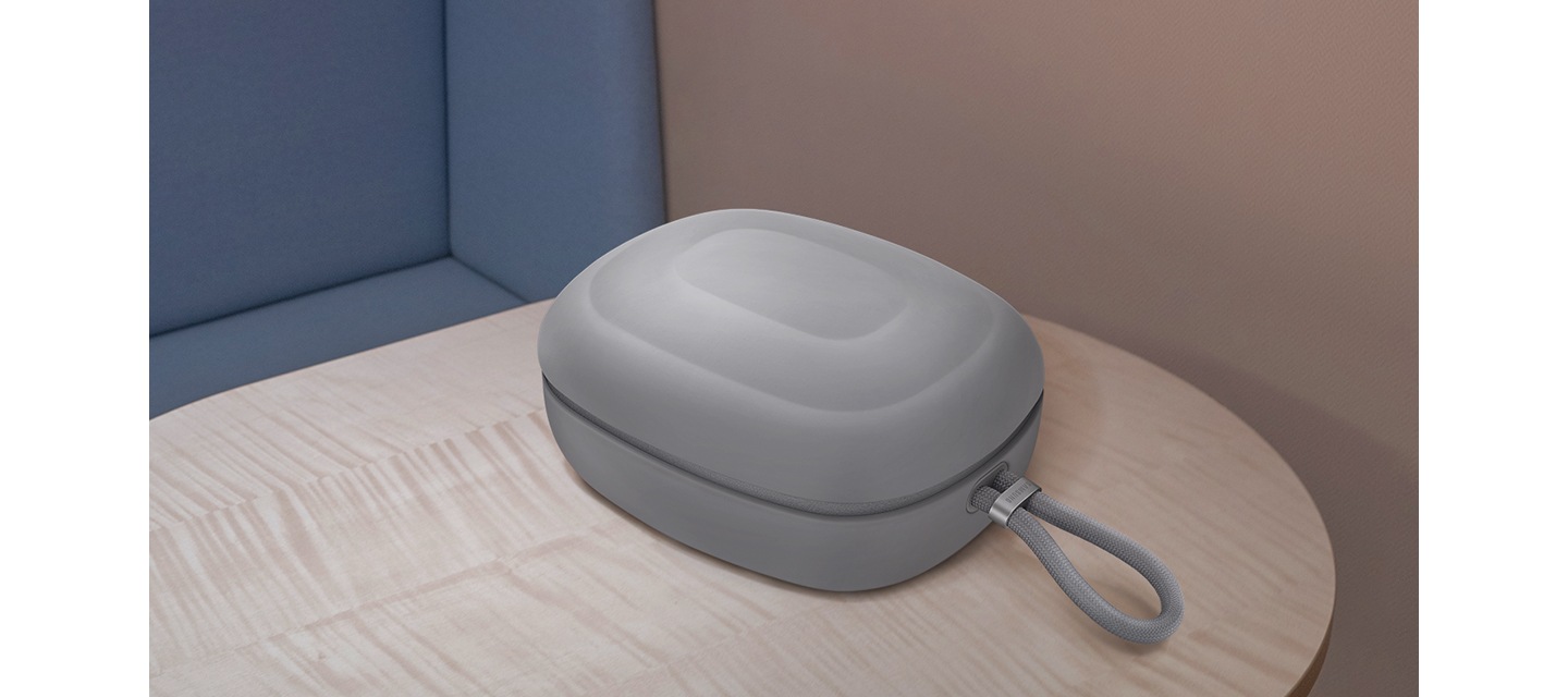 닫힌 갤럭시 XR 트래블 케이스가 나무 테이블 위에 놓여 있습니다.