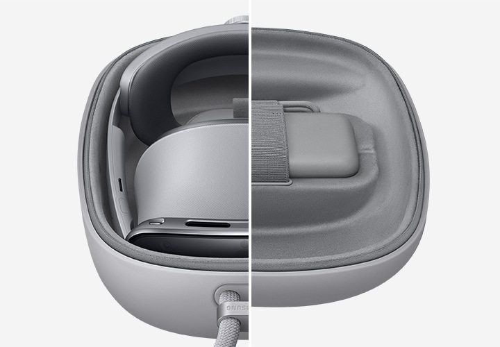 2개로 분할된 이미지입니다. 왼쪽에는 갤럭시 XR이 수납된 트래블 케이스가 있습니다. 오른쪽에는 배터리 팩이 케이스 내부 스트랩으로 고정되어 있고, 그 옆에 전원 케이블이 수납되어 있습니다.