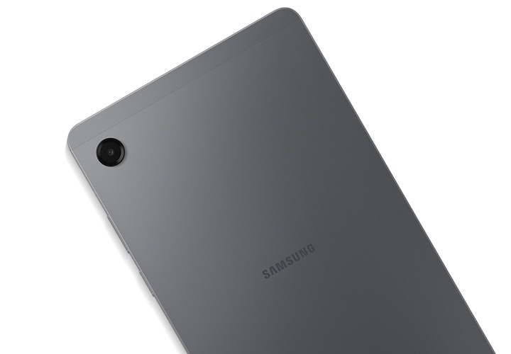 그레이 색상의 갤럭시 탭 A11이 놓여있으며 뒷면이 나타나도록 배치되어 있습니다. 후면 카메라 렌즈를 강조하듯 드러냅니다.