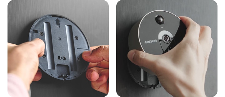 도어캠 자석브라켓을 현관문에 부착하여 설치하는 이미지와 도어캠 본체를 자석브라켓에 부착하여 설치하는 연출된 이미지입니다.
