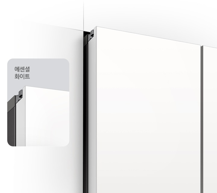 에센셜 화이트 컬러의 냉장고 상단 모서리가 확대되어 문구와 함께 나와있습니다. 우측에는 에센셜 화이트 컬러 냉장고 좌측면이 냉장고장에서 살짝 튀어나와 있는 연출된 이미지 입니다.