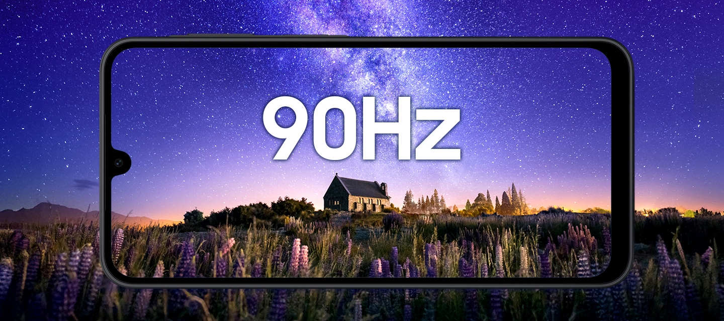 갤럭시 A17 기기에서 검은색 프레임 부분만 남겨진 채 가로로 놓여있습니다. 별이 가득 수놓인 보랏빛 밤하늘 아래 보라색 꽃들로 둘러싸인 집이 있습니다. 화면 중앙에는 90Hz라는 문구가 표시되어 부드러운 화면 전환을 강조합니다.