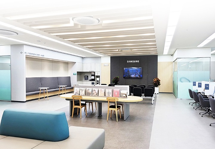 삼성 서비스 센터 내부의 모습을 보여줍니다.