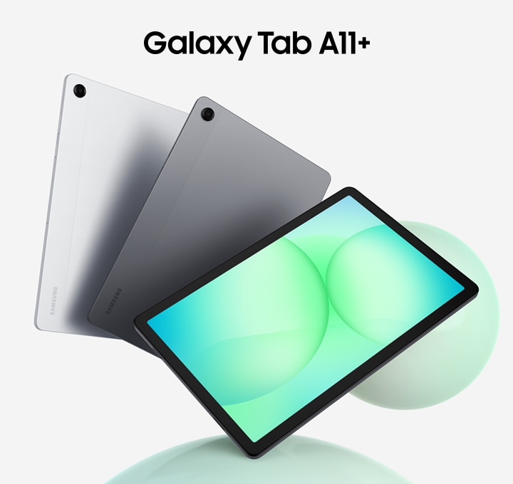 3대의 갤럭시 탭 A11+가 부채꼴 모양으로 배열되어 있습니다. 왼쪽에 있는 실버와 그레이 색상 태블릿은 후면 방향으로 놓여 있고, 가장 오른쪽 태블릿은 화면에 녹색 원형 패턴 그래픽이 표시되어 있습니다. 3대의 태블릿 위에 Galaxy tab A11+라는 문구가 적혀 있습니다.