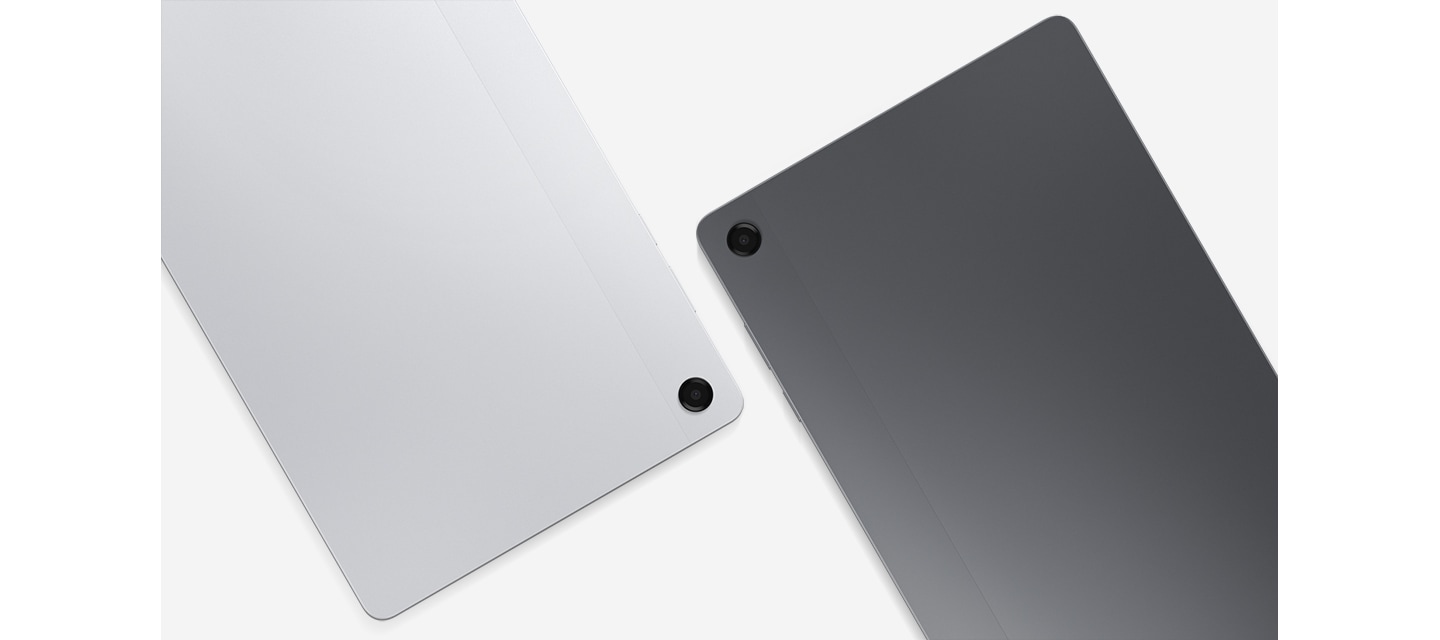 실버와 그레이 색상의 갤럭시 탭 A11+ 2대가 있습니다. 카메라가 있는 후면 방향으로 놓여 있고, 서로 대각선으로 마주하고 있습니다.