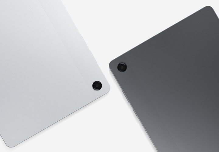 실버와 그레이 색상의 갤럭시 탭 A11+ 2대가 있습니다. 카메라가 있는 후면 방향으로 놓여 있고, 서로 대각선으로 마주하고 있습니다.