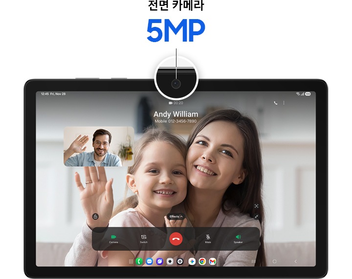갤럭시 탭 A11+가 가로로 놓여 있고, 화면에는 영상 통화 인터페이스가 표시됩니다. 화면에는 앤디 윌리엄이라는 이름의 여성이 미소 짓고 있으며 옆에는 어린 소녀가 손을 흔들고 있습니다. 작은 창에는 안경을 쓴 남성이 있어, 이들은 영상 통화로 이야기를 나누는 가족임을 알 수 있습니다. 전면 카메라 부분이 확대되어 있으며 그 위에는 전면 카메라 5MP라는 문구가 적혀 있습니다. 화면 하단 도크에는 영상 통화 앱 아이콘이 표시됩니다.