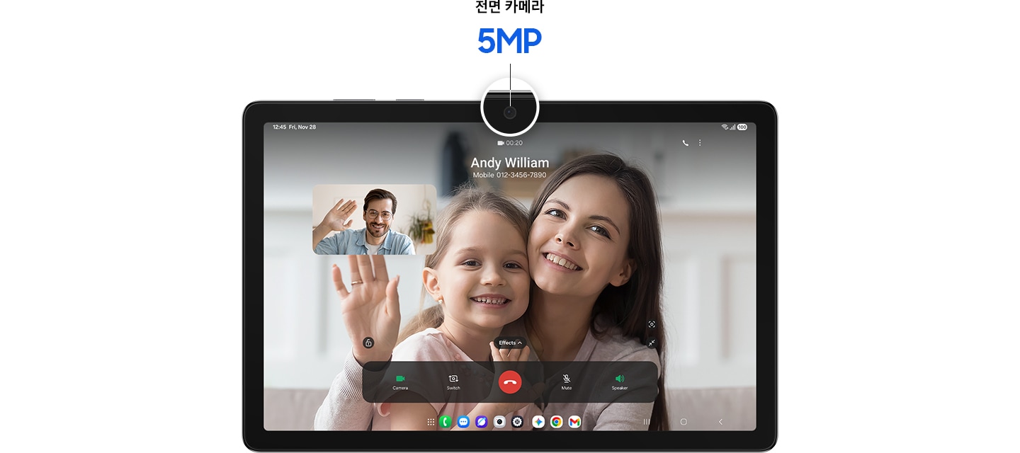 갤럭시 탭 A11+가 가로로 놓여 있고, 화면에는 영상 통화 인터페이스가 표시됩니다. 화면에는 앤디 윌리엄이라는 이름의 여성이 미소 짓고 있으며 옆에는 어린 소녀가 손을 흔들고 있습니다. 작은 창에는 안경을 쓴 남성이 있어, 이들은 영상 통화로 이야기를 나누는 가족임을 알 수 있습니다. 전면 카메라 부분이 확대되어 있으며 그 위에는 전면 카메라 5MP라는 문구가 적혀 있습니다. 화면 하단 도크에는 영상 통화 앱 아이콘이 표시됩니다.