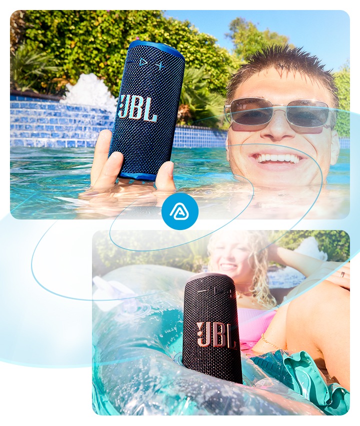 좌측에는 남성이 수영장에 들어가서 스피커를 들고 있습니다. 우측에는 여성이 수영장에서 튜브를 타고 있으며, 튜브 주머니에 스피커를 넣었습니다. 좌측 이미지와 우측 이미지가 연결된 듯한 효과가 반영되어 있으며, 효과 가운데에는 Auracast™ 아이콘이 있습니다.