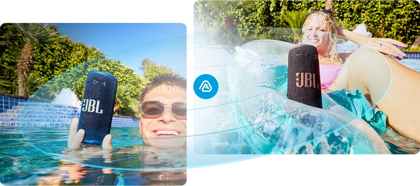 좌측에는 남성이 수영장에 들어가서 스피커를 들고 있습니다. 우측에는 여성이 수영장에서 튜브를 타고 있으며, 튜브 주머니에 스피커를 넣었습니다. 좌측 이미지와 우측 이미지가 연결된 듯한 효과가 반영되어 있으며, 효과 가운데에는 Auracast™ 아이콘이 있습니다.