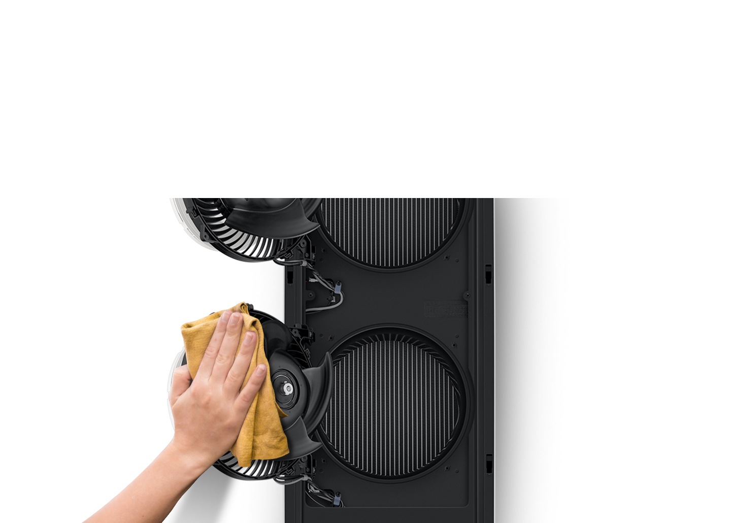 에어컨 바루를 열어 손에 닿지않던 팬까지 손걸레로 닦는듯한 모습이 보여집니다.