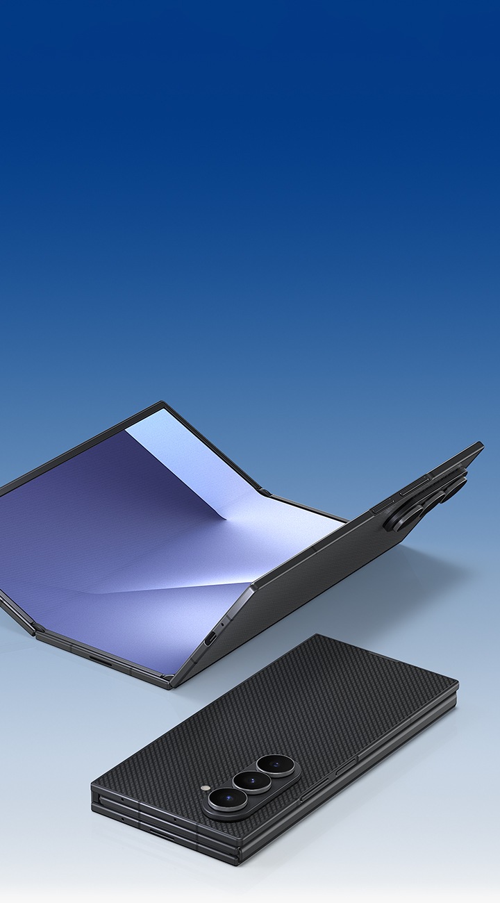 두 대의 갤럭시 Z 트라이폴드가 나타납니다. 하나는 메인 디스플레이를 위로 향한 채 거의 펼쳐져 있고, 다른 하나는 완전히 접힌 채 후면의 크래프티드 블랙 색상을 강조합니다.