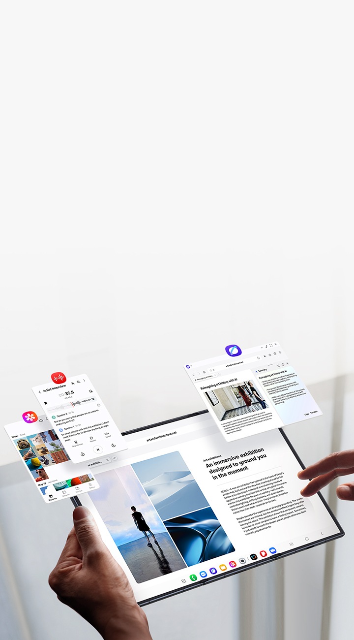 한 손으로 펼쳐진 갤럭시 Z 트라이폴드를 들고 있으며 메인 디스플레이에는 기사가 표시되어 있습니다. 기기 양옆으로는 갤러리, 텍스트 변환 어시스트, 브라우징 어시스트가 활성화되어 있습니다.