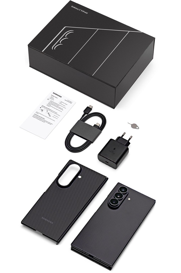 '갤럭시 Z 트라이폴드 패키지에 포함된 기본 구성품들을 위에서 촬영한 장면입니다. 매트한 블랙 색상 패키지, 기기, 케이스, SIM 분리 핀, 45W 충전 어댑터, 데이터 케이블, 그리고 사용 설명서가 있습니다.