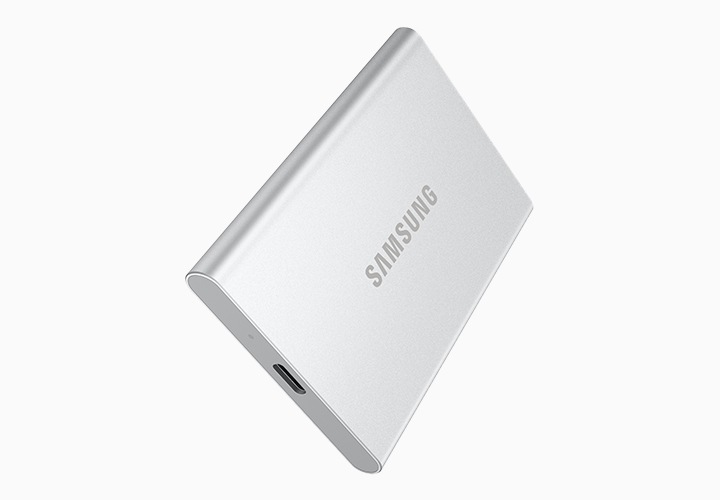 외장 SSD T7 Resurredcted 제품이 우측 모서리로 세워져 있는채 우측으로 45도 돌아가 있는 이미지 입니다.