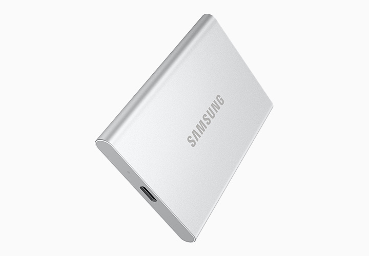 외장 SSD T7 Resurredcted 제품이 우측 모서리로 세워져 있는채 우측으로 45도 돌아가 있는 이미지 입니다.