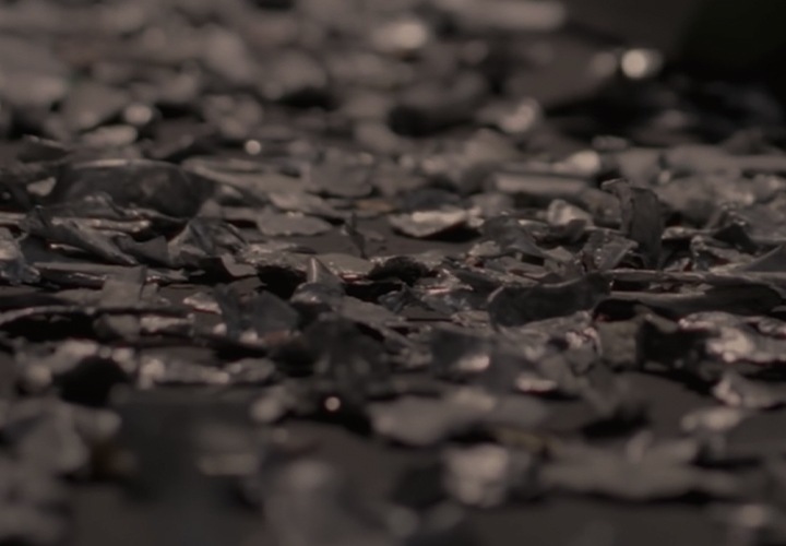 바닥에 쌓여있는 철제 조각들을 클로즈업한 이미지입니다.