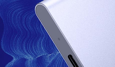 파란 배경의 우측에 제품 하단을 클로즈업한 이미지입니다.