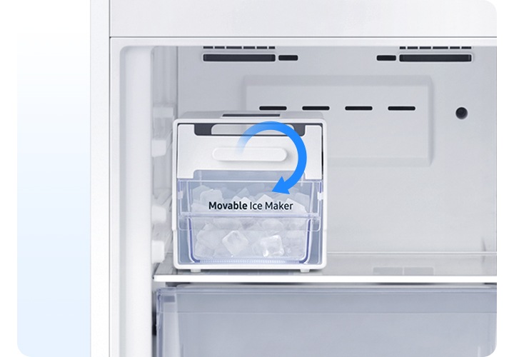 냉동실 내상 트위스트 아이스메이커 내부에 얼음이 들어있고 손잡이에 파란색 화살표가 시계방향으로 회전하는 연출된 이미지 입니다.