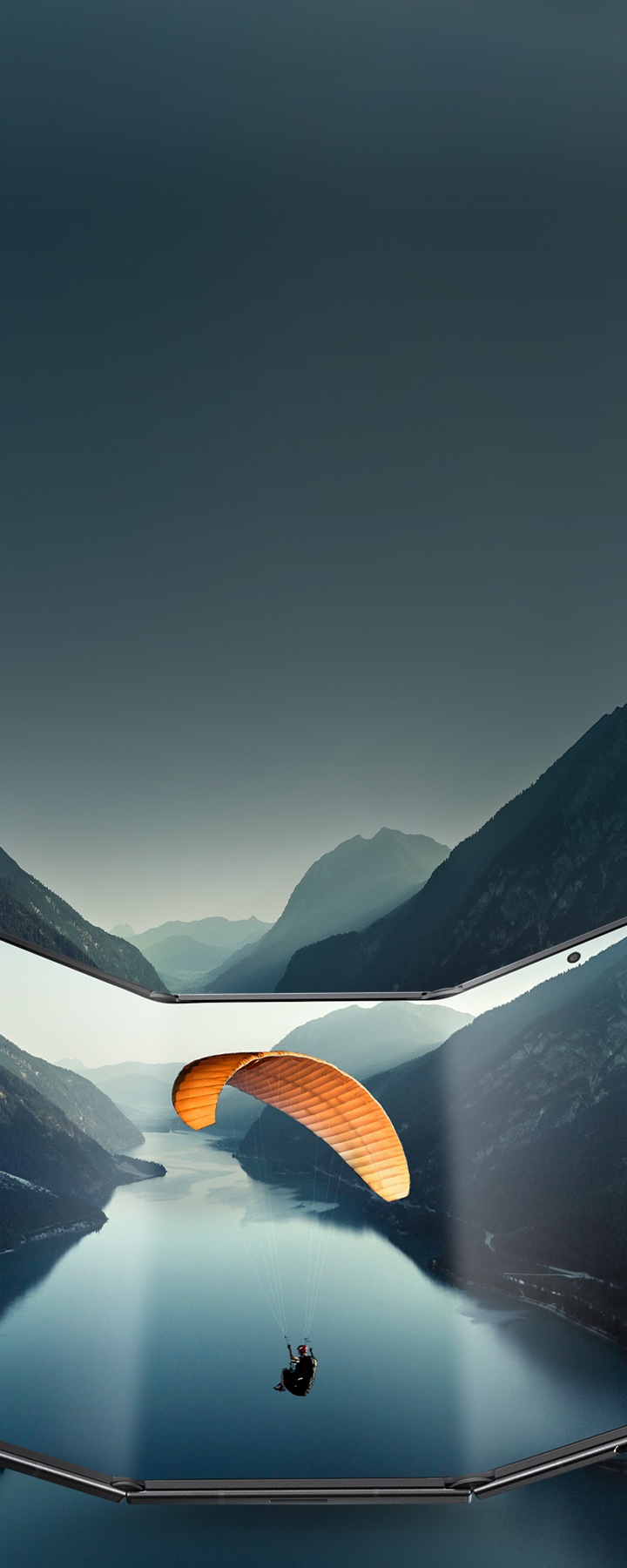 갤럭시 Z 트라이폴드가 거의 펼쳐진 상태로 넓은 메인 디스플레이가 나타납니다. 디스플레이에 등장한 풍경 이미지가 기기의 경계를 넘어 이어지며, 영화같은 장면을 강조합니다.