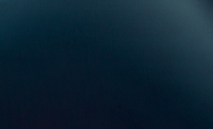 * 갤럭시 Z 트라이폴드는 커버 디스플레이 최대 2,600nits, 메인 디스플레이 최대 1,600nits 밝기를 지원합니다.  디스플레이는 환경에 따라 자동으로 밝기 수준을 조정하는 적응형입니다. 특정 조도 조건 이상에서는 고휘도 모드(High Brightness Mode)와 비전 부스터가 활성화됩니다.