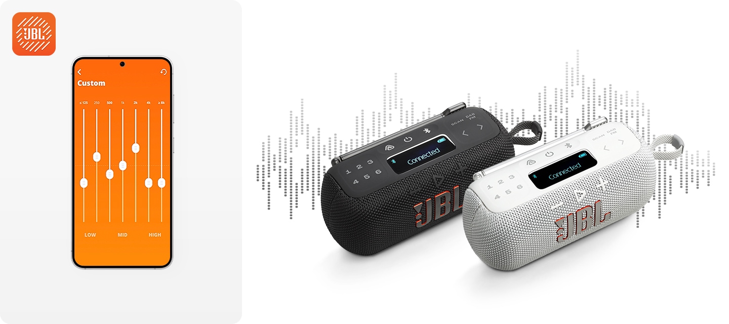 왼쪽에는 휴대폰에 JBL Portable 앱 화면이 켜져 있습니다. 오른쪽에는 블랙과 화이트 색상의 라디오 스피커가 놓여 있으며, 그 뒤로는 음향효과가 있습니다.