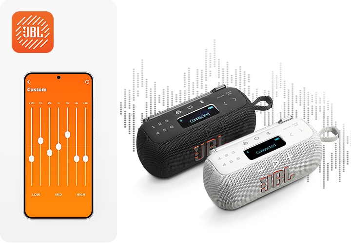 왼쪽에는 휴대폰에 JBL Portable 앱 화면이 켜져 있습니다. 오른쪽에는 블랙과 화이트 색상의 라디오 스피커가 놓여 있으며, 그 뒤로는 음향효과가 있습니다.