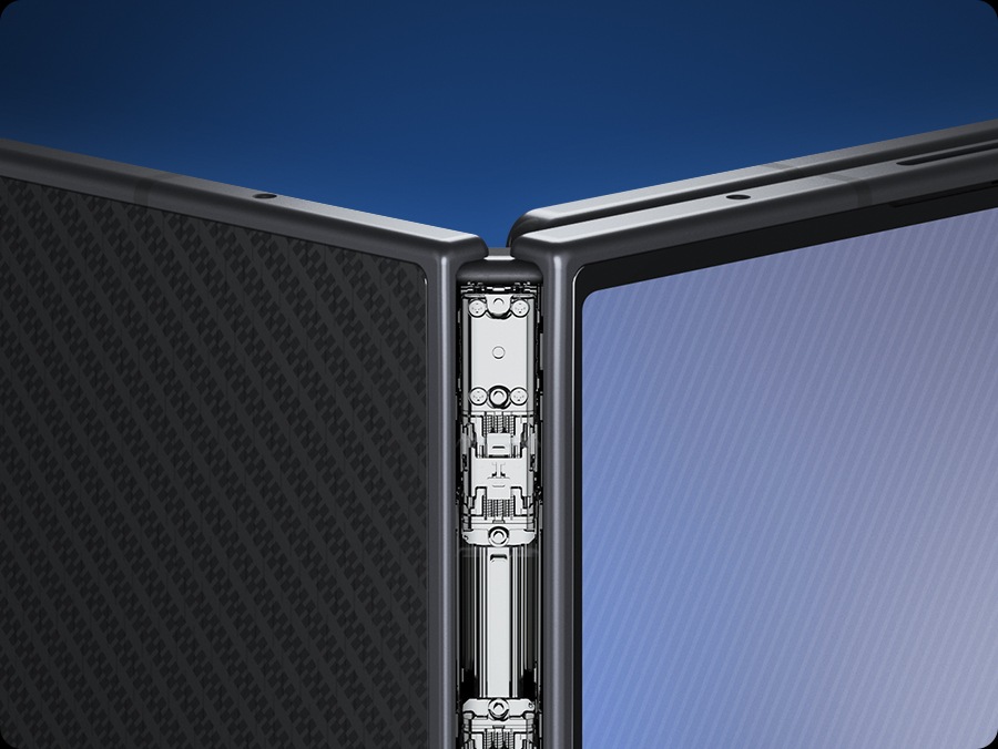 갤럭시 Z 트라이폴드가 부분적으로 펼쳐진 채 뒷면을 드러내고, 힌지 외관이 제거되어 내부의 하드웨어를 나타냅니다.