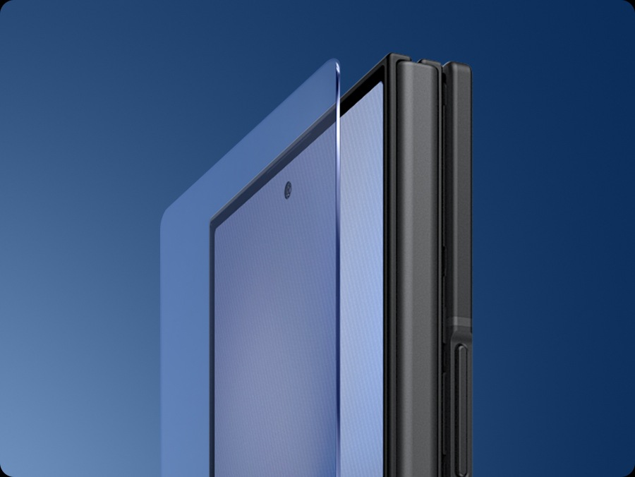 갤럭시 Z 트라이폴드가 접힌 상태로 측면으로 나타나며, 유리 패널이 커버 디스플레이 위에 떠 있습니다.