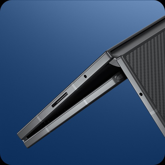 갤럭시 Z 트라이폴드가 뒷면이 펼쳐진 채로 위에서 나타나며 어드밴스드 아머 알루미늄 프레임을 강조합니다.