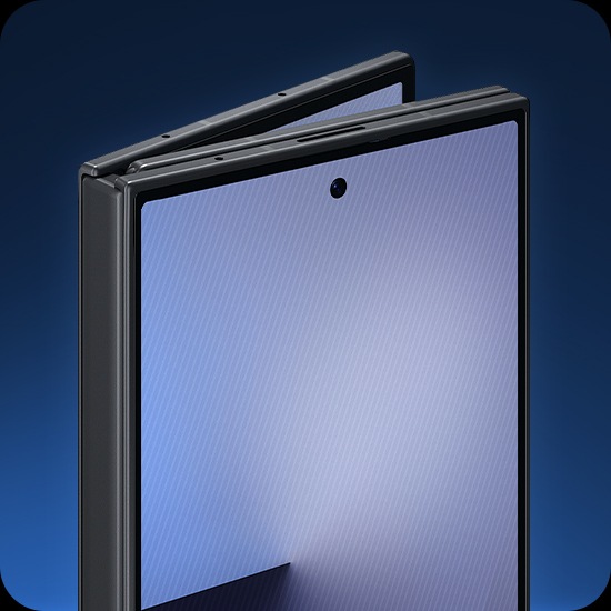 갤럭시 Z 트라이폴드가 후면이 살짝 펼쳐진 상태로 회전하며 티타늄 힌지 외관이 드러납니다.