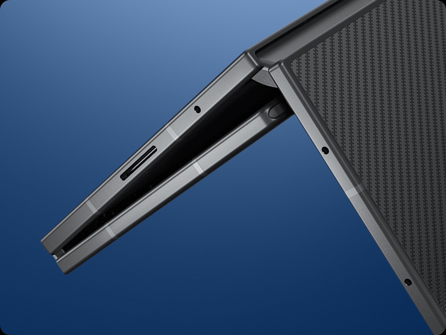 갤럭시 Z 트라이폴드가 뒷면이 펼쳐진 채로 위에서 나타나며 어드밴스드 아머 알루미늄 프레임을 강조합니다.