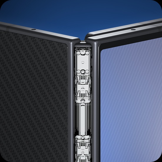 갤럭시 Z 트라이폴드가 부분적으로 펼쳐진 채 뒷면을 드러내고, 힌지 외관이 제거되어 내부의 하드웨어를 나타냅니다.