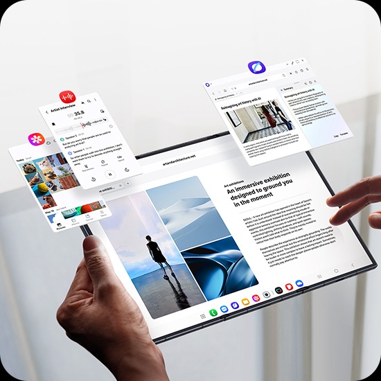 한 손으로 펼쳐진 갤럭시 Z 트라이폴드를 들고 있으며 메인 디스플레이에는 기사가 표시되어 있습니다. 기기 양옆으로는 갤러리, 텍스트 변환 어시스트, 브라우징 어시스트가 활성화되어 있습니다.