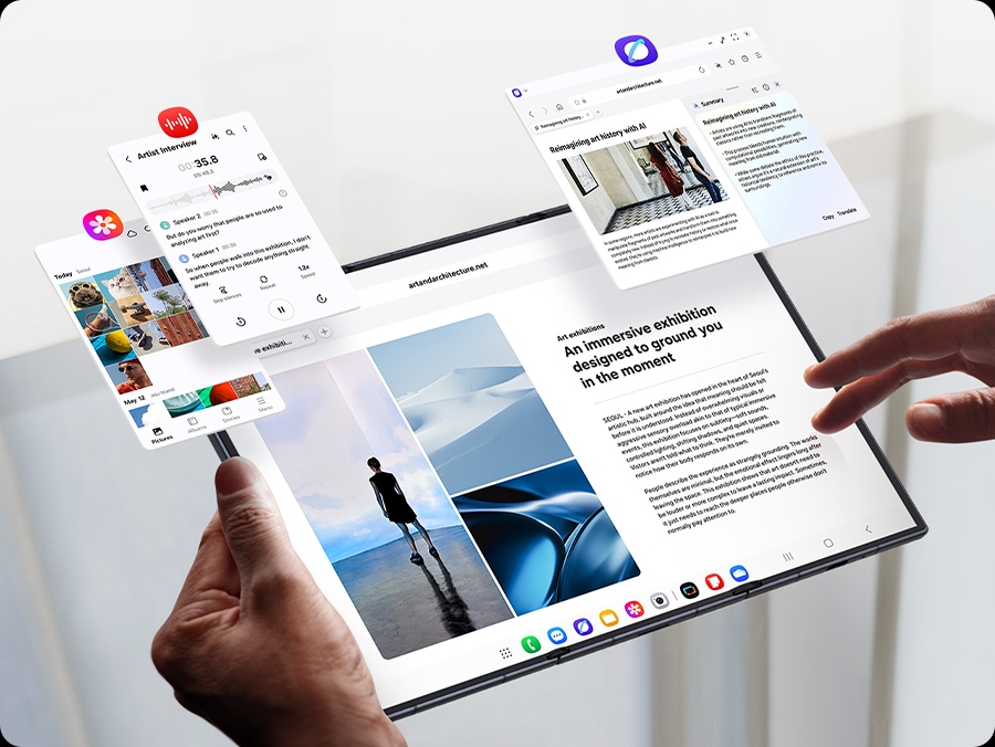 한 손으로 펼쳐진 갤럭시 Z 트라이폴드를 들고 있으며 메인 디스플레이에는 기사가 표시되어 있습니다. 기기 양옆으로는 갤러리, 텍스트 변환 어시스트, 브라우징 어시스트가 활성화되어 있습니다.